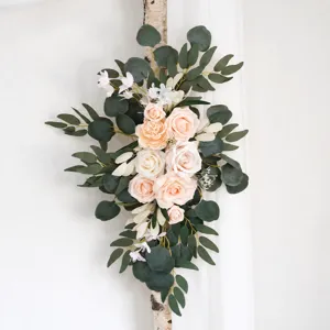 Arrangement d'arc de fleurs de rose rose artificielle pour fond de mariage prise de vue détaillée.