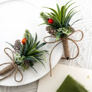 Boutonnière de mariage artificielle rustique plante d'air avec pommes de pin et baies.