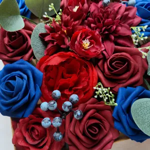 Boîte cadeau fleurs en soie artificielle faite à la main roses bordeaux bleues mariage.