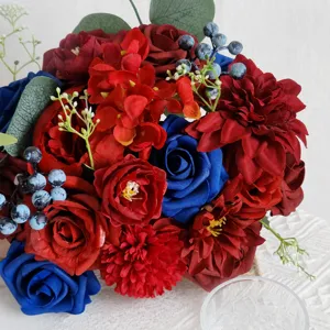 Détail de bouquet de fleurs en soie artificielle vintage bourgogne fait à la main.