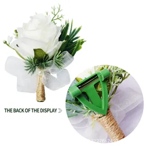 Nahaufnahme Detail der weißen Rosen Boutonnière Rückseite, Hochzeitsanstecker.