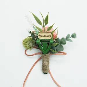 Vue détaillée du corsage de pivoine artificielle fait main pour mariage champêtre.