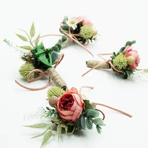 Boutonnière de pivoine artificielle faite à la main avec eucalyptus pour mariage.