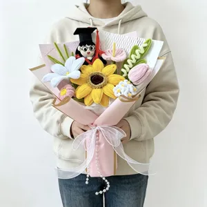 Bouquet de remise de diplôme en chenille fait à la main avec tournesol et poupée cadeau.