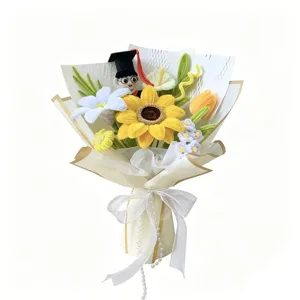 Vue détaillée du bouquet de fin d'études tournesol en cure-pipe fait main avec poupée.
