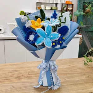 Vue détaillée de bouquet de fleurs en cure-pipe fait main avec lys et jolies tulipes.