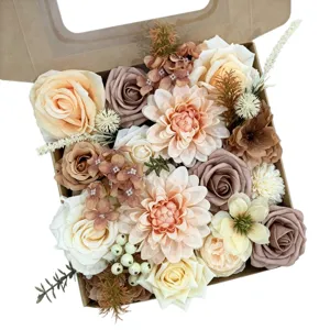 Détail de la boîte cadeau de fleurs artificielles avec roses et dahlias mélangés.