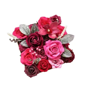 Boîte cadeau de fleurs de roses artificielles, composition florale pour décoration maison.