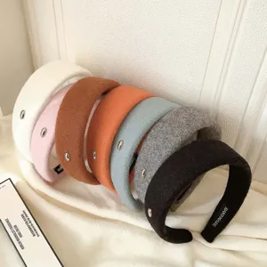 Diademas anchas de lana acolchada en varios colores con adorno ovalado dorado para el otoño.