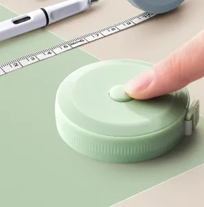 Detalle de mini cinta métrica verde, regla suave portátil retráctil de 200cm para el cuerpo.