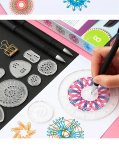 Kinderen spirograaf geometrische tekenliniaal set met kleurrijke tandwiel sjablonen pennen.