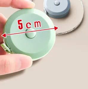 Mini cinta métrica retráctil vista de detalle con indicador de 5cm regla suave portátil