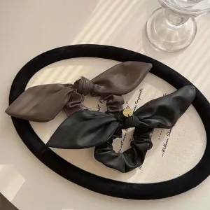 Eleganti elastici per capelli in ecopelle con fiocco e ciondolo d'oro per acconciature