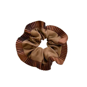 Elegante donkerbruine oversized geplooide scrunchie met luxe satijnachtige textuur.