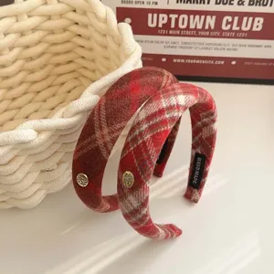 Rotes kariertes flauschiges Stirnband mit High-Top-Design für Herbst- und Winterstyling