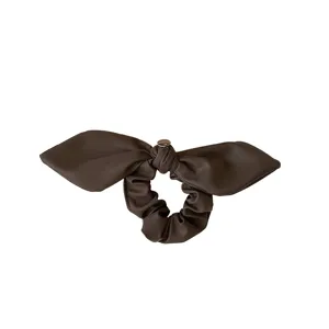 Elegante elastico per capelli in finta pelle marrone scuro con fiocco e ciondolo