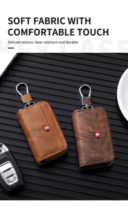 Primo piano di eleganti portachiavi per auto in pelle con ganci metallici e chiusura.
