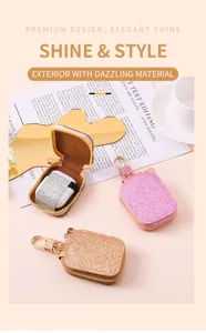 Dettaglio della custodia protettiva glitterata per AirPods con superficie brillante e zip.