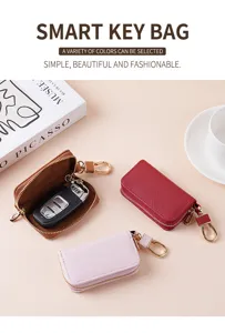 Primo piano della custodia per chiavi in pelle elegante con chiusura lampo e dettagli dorati.