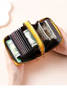 Portafoglio giallo con doppia zip e scomparti multipli per carte e contanti.