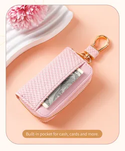 Detailansicht des rosa Leder-Etuis mit Reißverschluss und Kartenfach, kompaktes Design.