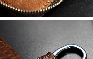 Detailweergave van de bruine krokodillenleder autosleuteletui met ritssluiting en ring.