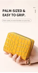 Dettaglio porta carte motivo coccodrillo giallo, portafoglio compatto con doppia zip.