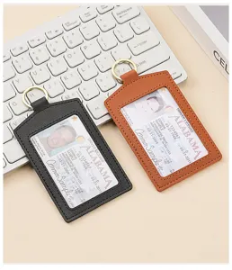 Vista dettagliata del porta badge in pelle PU di qualità con finestra trasparente e anello.
