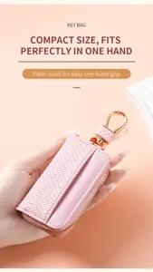 Rosa Leder Schlüsseltasche mit Metallreißverschluss, kompakte Größe und weiche Textur.