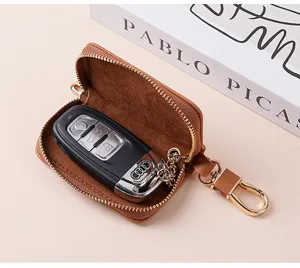Astuccio per chiavi auto con cerniera in pelle marrone con accessori metallici, portachiavi.