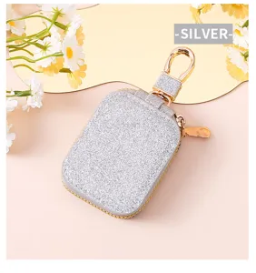 Dettaglio custodia auricolare glitterata, design argento brillante con zip e gancio utile.