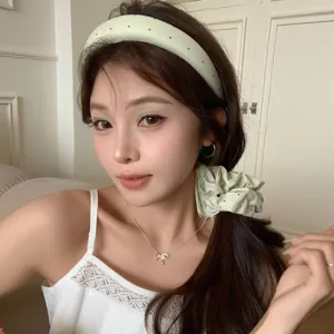 Elegantes mintgrünes Polka-Dot-Haarband und passendes Scrunchie, getragen von einem Model