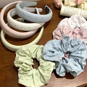 Polka-Dot-Haarreif-Set gepolstert mit passenden Scrunchies in cremigen Pastellfarben