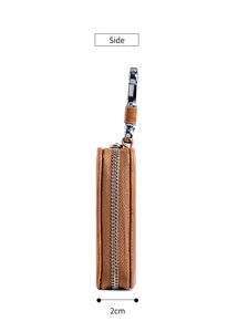 Astuccio per chiavi auto in pelle marrone vista laterale con spessore di 2 cm e cerniera.