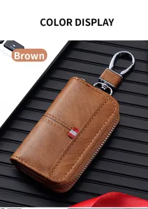 Astuccio portachiavi auto in pelle marrone con gancio metallico e cerniera per uso quotidiano.