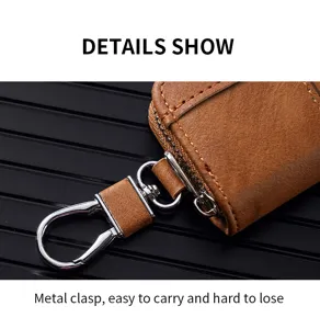 Astuccio per chiavi auto in pelle marrone con robusto moschettone metallico e pratica cerniera.
