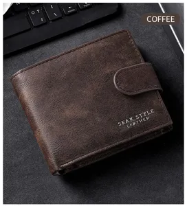 Primo piano del portafoglio da uomo in pelle marrone scuro, tasche per carte e bottone.