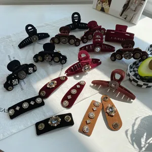 Eine Kollektion von Vintage-Haarklammern aus Samt mit glitzernden Strasssteinen