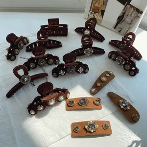 Nahaufnahme von Retro-Haarklammern aus Samt mit Strass- und Perlenverzierungen.