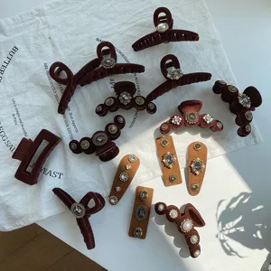 Kollektion von Vintage-Samt-Haarklammern und Strass-Haarspangen in edlen Brauntönen.