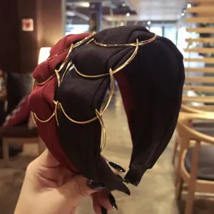 Elegante fascia larga in tessuto con anelli in metallo dorato nero e bordeaux