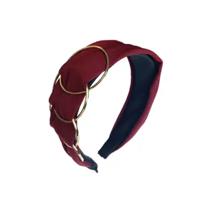 Elegante fascia in tessuto bordeaux con anelli dorati intrecciati e fodera nera