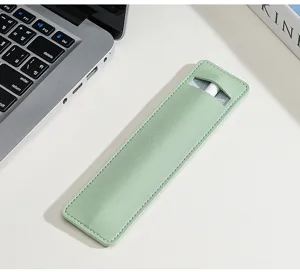 Détail d'étui à stylo en cuir PU vert clair, pochette de protection minimaliste pour usage quotidien.