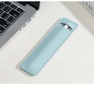 Gros plan détaillé d'un étui de protection pour stylet en cuir PU bleu clair sur le bureau.