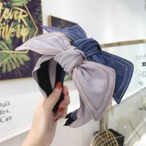 Bandeau large en denim élégant avec grand nœud et surpiqûres contrastées pour femme