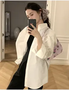 Detailopname van een grote beige mesh haarelastiekje bij een stijlvol Aziatisch model