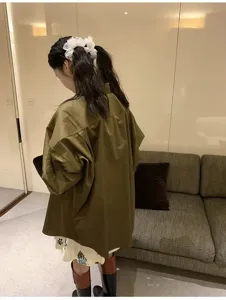 Grote witte mesh kanten scrunchie getoond als haaraccessoire op een paardenstaart