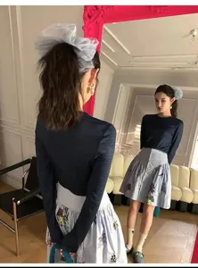 Detail van een oversized lichtblauwe mesh ruffle scrunchie getoond in spiegelbeeld