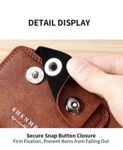 Braune Leder Kartenetui mit sicherem Druckknopfverschluss für Herren. Kompaktes Design.