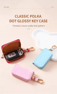 Glänzendes Polka-Dot-Schlüsseltui Detailansicht mit Ledertextur, Reißverschluss und Metallhaken.